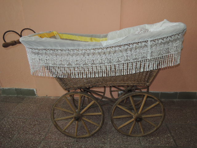 Kočárek s loukoťovými koly r.1890